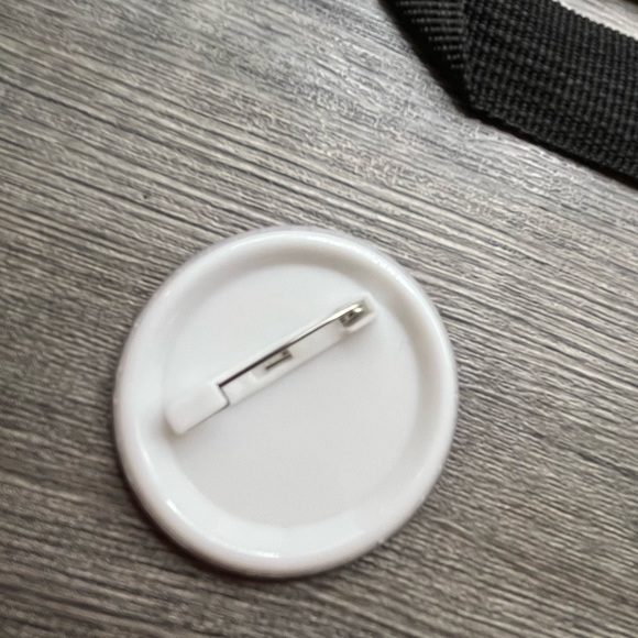 Queen Elizabeth II coin and pin - Picture 10 of 11